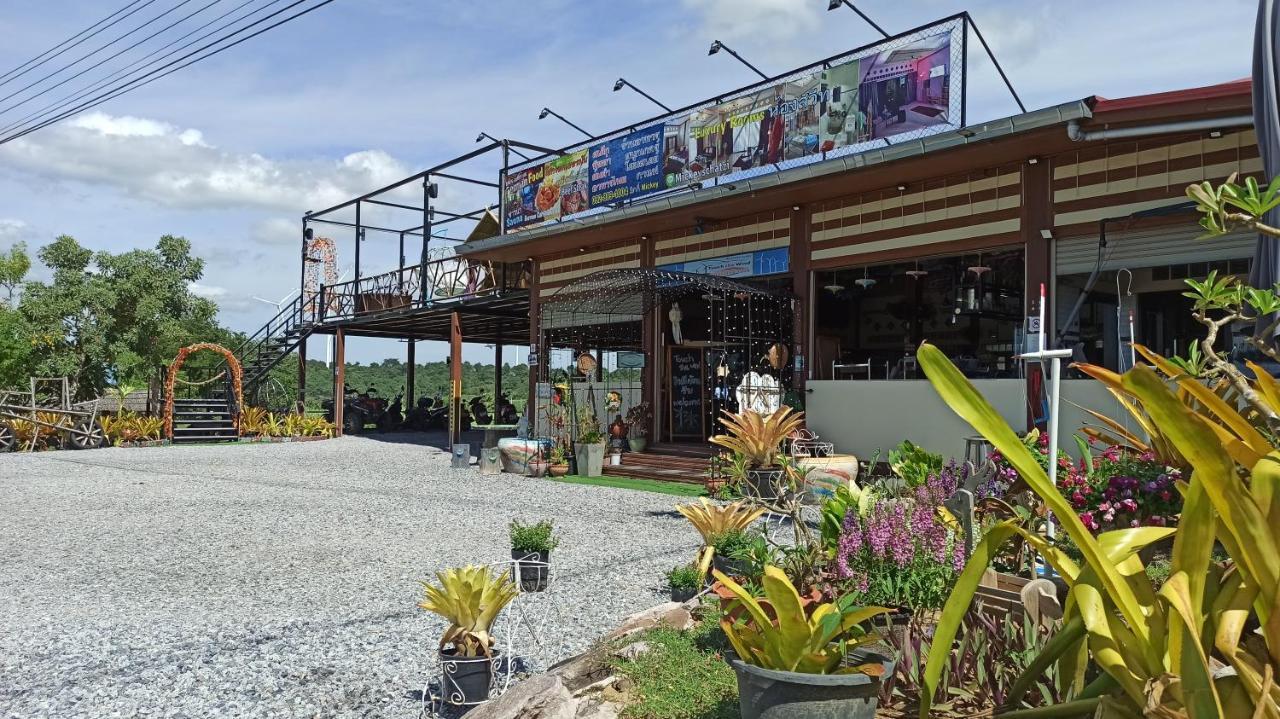 Touch The Wind Hotel Chaiyaphum Bagian luar foto